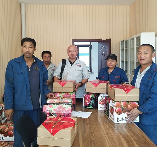 员工喜迎中秋，福利发放!